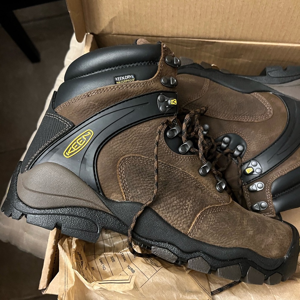 Keen men’s boots LOUISVILLE 6" WP size 10.5 WIDE
Never been worn